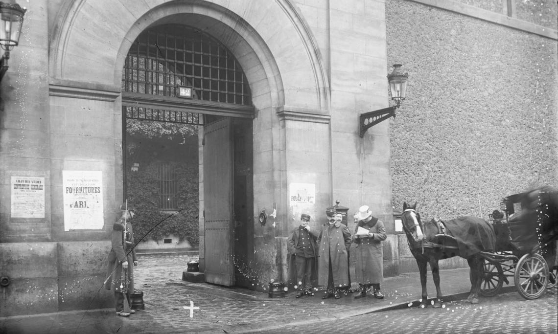 Le porche d'entrée de la prison de la Santé, Agence Rol, 1909 - source : Gallica-BnF