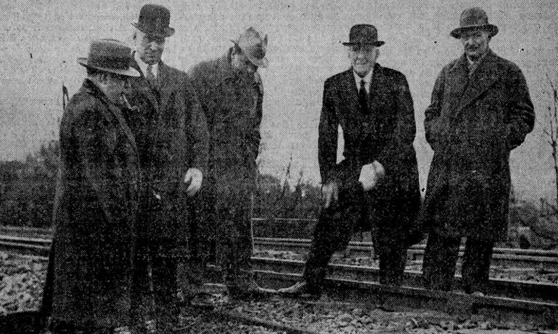 L'écrivain de romans policiers Georges Simenon (3e en partant de la gauche), en compagnie d'inspecteurs de Scotland Yard, Paris-Soir, 1934 - source : RetroNews-BnF