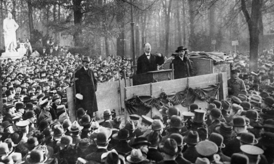 Le révolutionnaire et membre de la ligue spartakiste Karl Liebknecht donne un discours au Tiergarten à Berlin, décembre 1918 - source : Bundesarchiv-WikiCommons