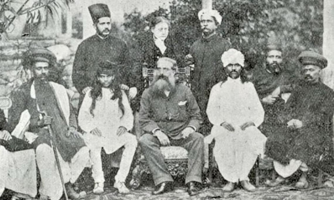 Photo d'Helena Blavatsky (au centre, debout) et de Henry Steel Olcott (au centre, assis) au congrès de la Société de théosophie à Bombay (Mumbai) en 1881 - source : WikiCommons