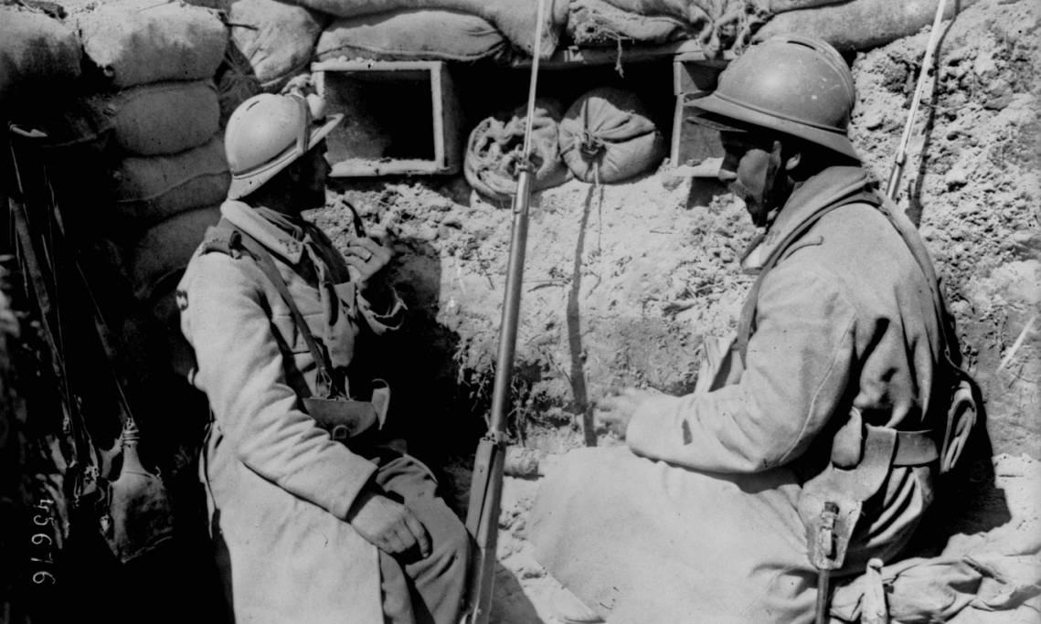 Soldats français dans une tranchée de première ligne en Argonne, Agence Rol, 1915 - source : Gallica-BnF