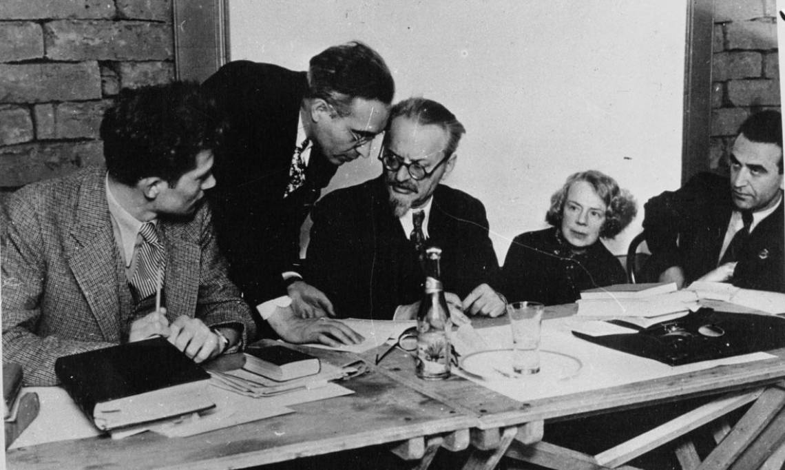 L'ancien dirigent bolchevik Léon Trotski (au centre) lors de son procès à Mexico, 1937 - source : Gallica-BnF