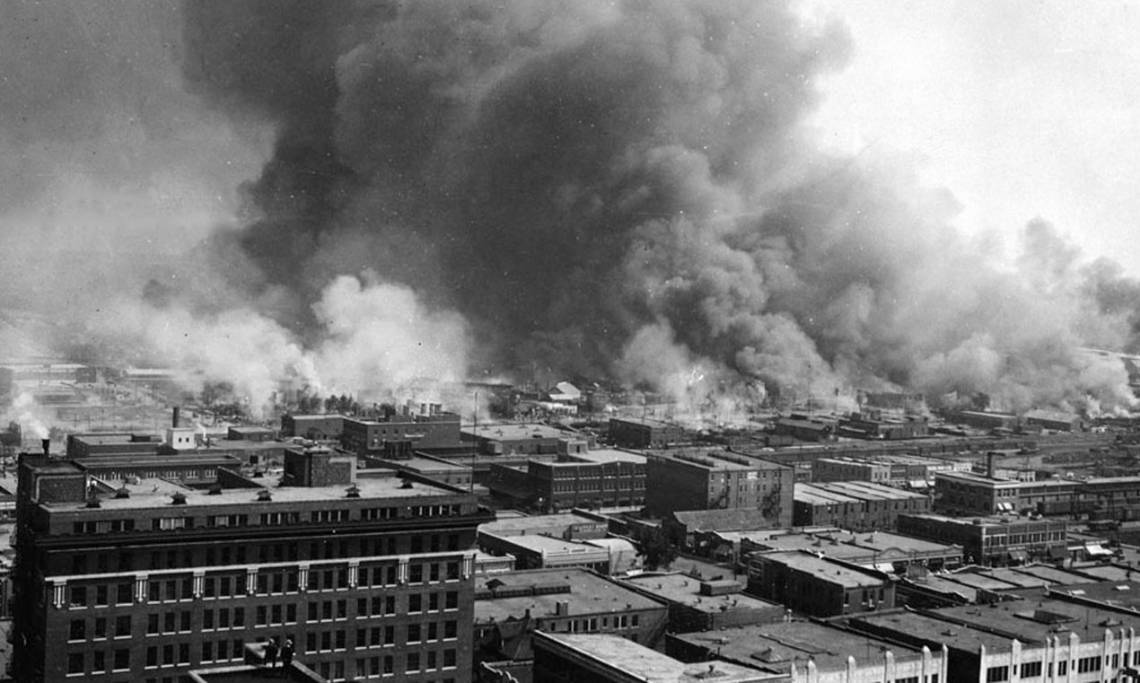 Vue aérienne d’un bâtiment en feu lors de l'émeute raciale de Tulsa,1921 - source : Library of Congress-WikiCommons