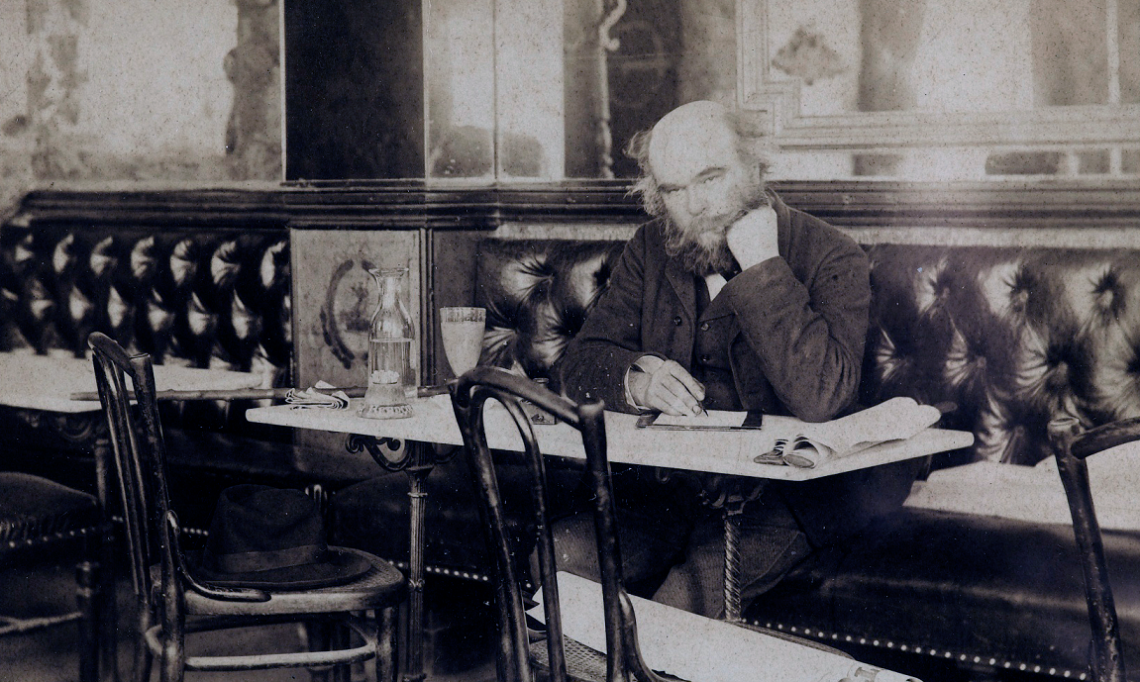 Paul Verlaine au café François Ier, photographie de Dornac dans la série « Nos contemporains chez eux », 1892 - source : Domaine Public