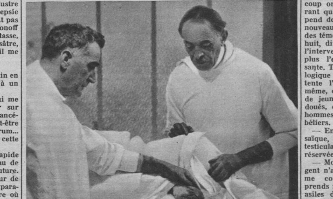 Le chirurgien Serge Voronoff (à droite), célébrité de son temps, en pleine opération chirurgicale, Marianne, 1933 - source : RetroNews-BnF
