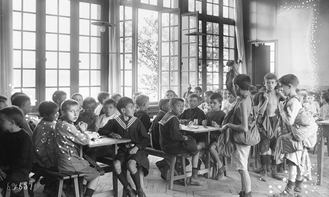 Cantine de l'école du boulevard Bessières, 17e arrondissement, Agence Rol, 1921 - source : Gallica-BnF
