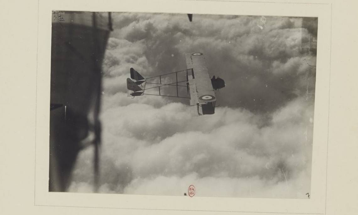 Vol d'un avion français au dessus d'une mer de nuages pendant la Première Guerre mondiale, 1916 - source : Gallica-BnF