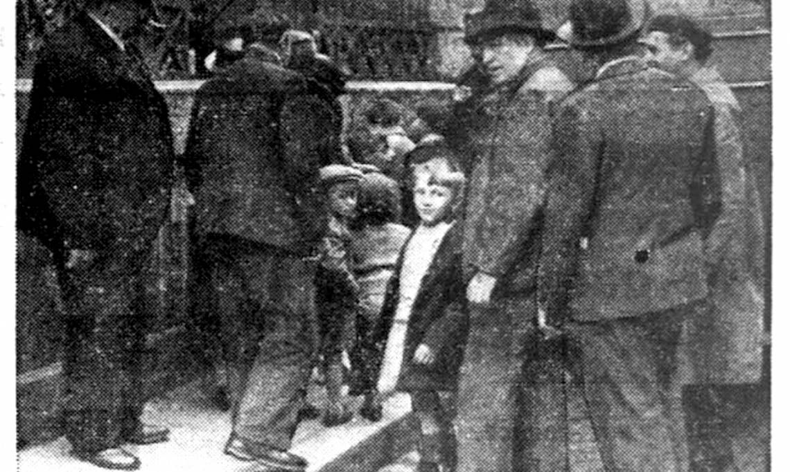 Les enfants accusés d'avoir lapidé Paul Gignoux, 8 ans, interrogés au commissariat de police, L'Ouest-Éclair, 28 avril 1937 - source : RetroNews-BnF