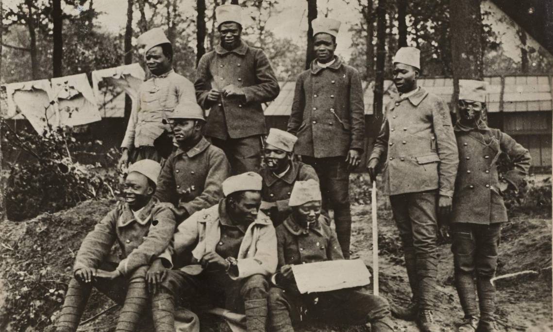 Sur la Somme, un cantonnement de tirailleurs sénégalais, 1916 - source : Université de Caen-Basse Normandie