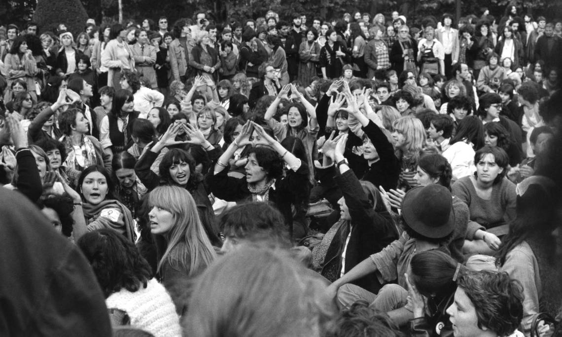 Marche des femmes, Groupe de femmes assises faisant le signe « féministe », Pierre Michaud, 1979 - source : Musée Carnavalet Histoire de Paris