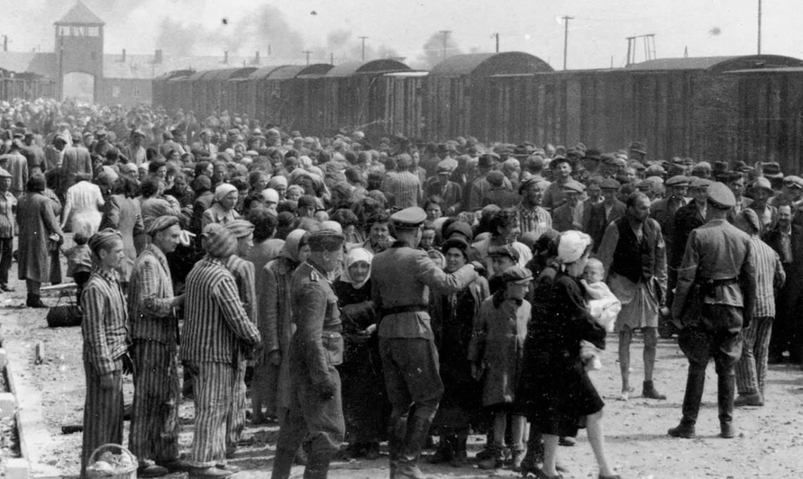 Arrivée au camp d'Auschwitz-Birkenau, photo extraite de l'« album d'Auschwitz » - source : Éditions du Seuil