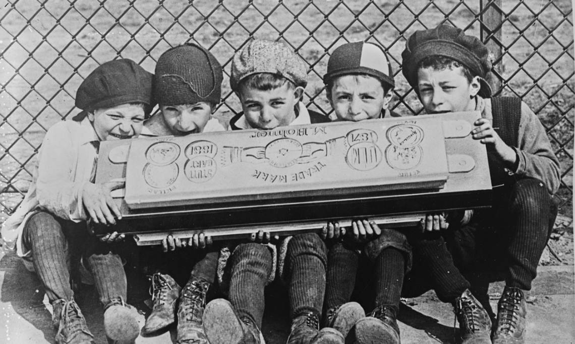 Cinq enfants new-yorkais jouant d'un harmonica géant, Agence Rol, 1923 - source : Gallica-BnF