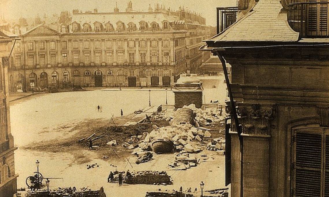 La colonne Vendôme renversée pendant la Commune de Paris, Eugène Disdéri, 1871 - source : WikiCommons