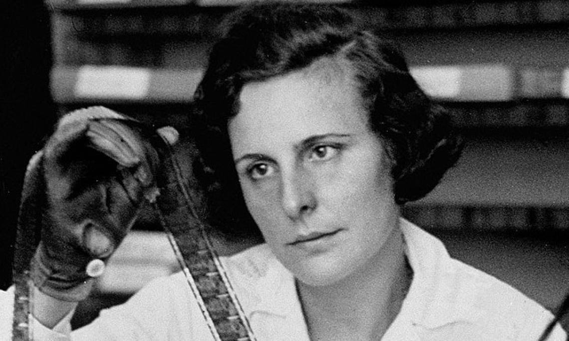 La réalisatrice Leni Riefenstahl sur sa table de montage, 1935 - source : WikiCommons