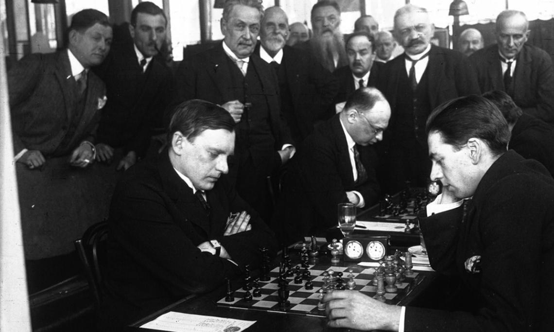 Alexandre Alekhine (à gauche) dispute une partie contre le belge Edgard Colle en 1925 à Paris, Agence Meurisse - source : Gallica-BnF