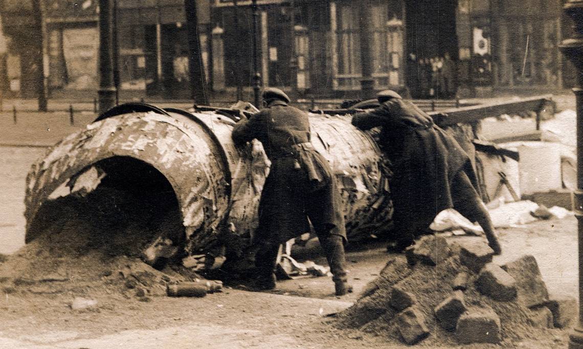 Barricade à Berlin en janvier 1919, photographie d'Alfred Grohs - source : WikiCommons-Bundesarchiv