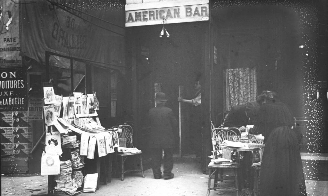 Entrée d'un bar américain à Paris, 1912 - source : Gallica-BnF