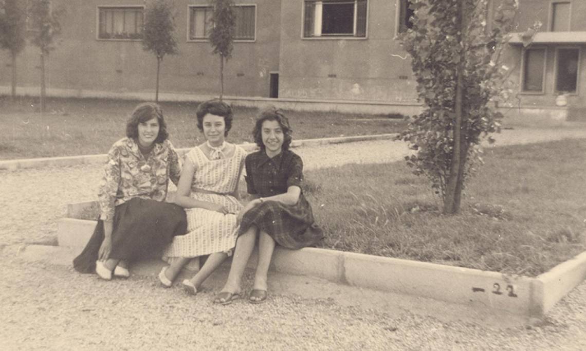 Trois jeunes femmes posant au pied d'un immeuble de cité, Anonyme, 1961 - source : Archives municipales de Saint-Denis