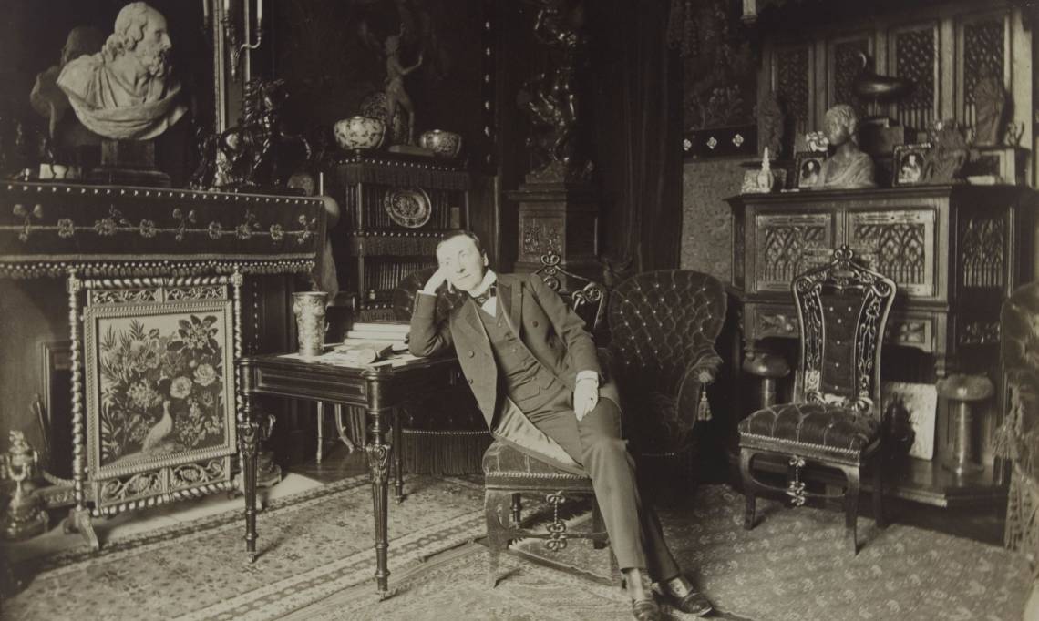 Jane Dieulafoy chez elle, photographie de Paul Marsan, 1893 – source : Bibliothèques de Paris-Gallica