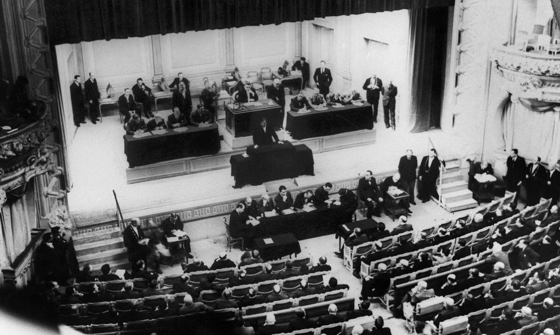 L'Assemblée nationale au théâtre du Grand Casino de Vichy et accordant les pleins pouvoirs à Pétain, 10 juillet 1940 - source : WikiCommons