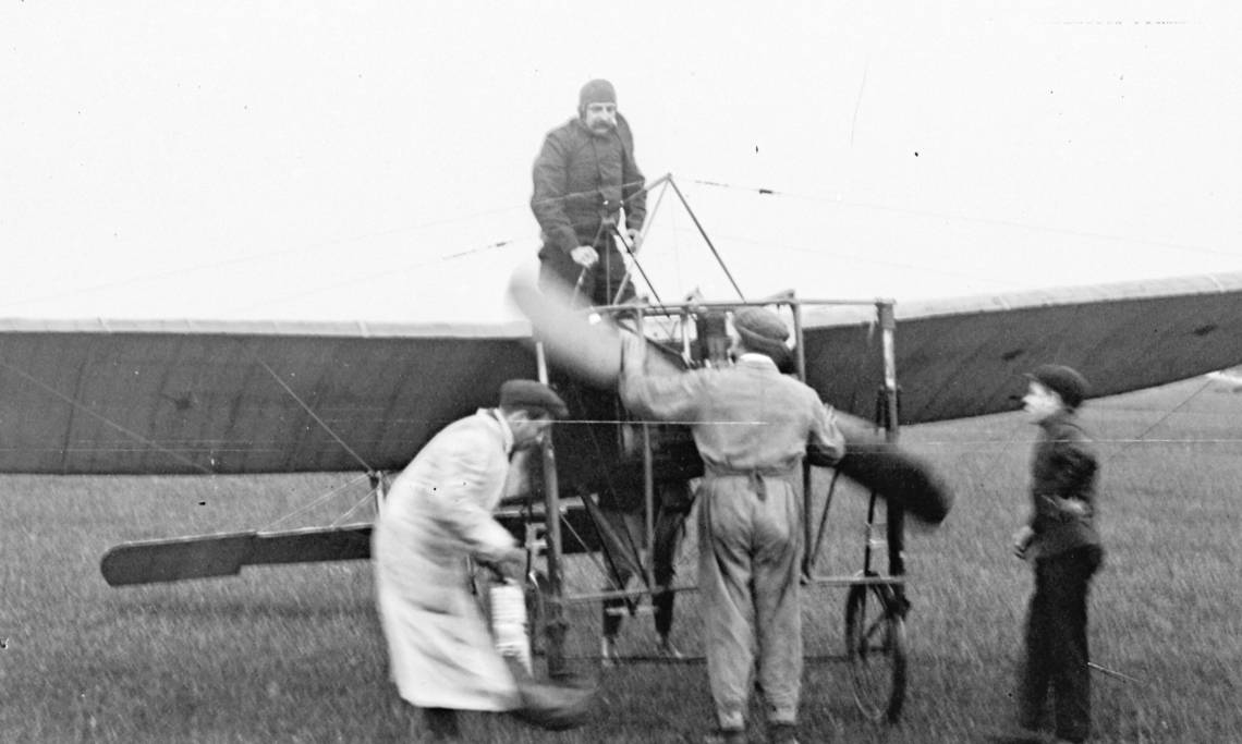 Blériot à Calais, au moment du départ, Agence Meurisse, 1909 - source : Gallica-BnF