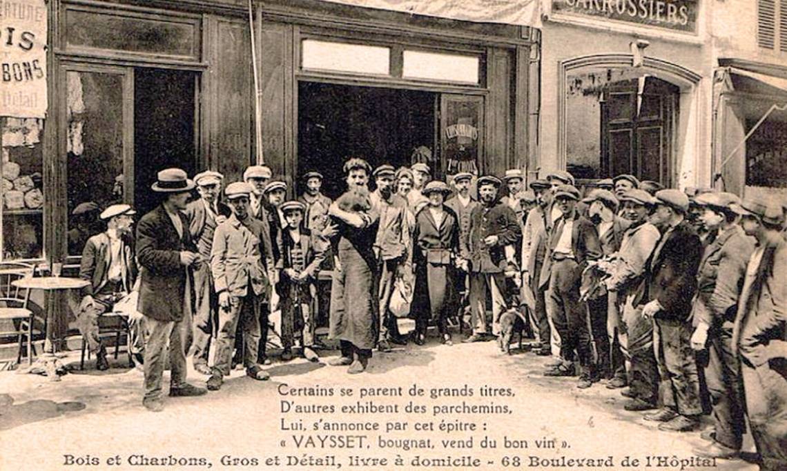 Carte postale des années 1900 montrant la terrasse d'un café « bougnat » à Paris - source : WikiCommons