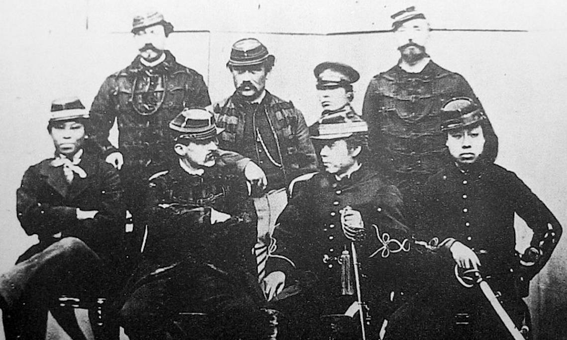 Le capitaine Jules Brunet – en bas à gauche – et son escadrille de combattants japonais rebelles, circa 1868 - source : WikiCommons