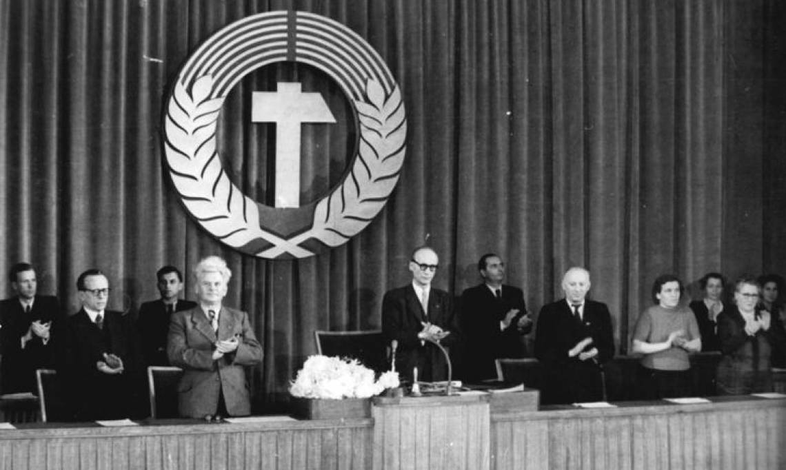 Première session plénière de la Chambre du Peuple de RDA en présence de son président, Johannes Dieckmann, 1950 - source : Bundesarchiv-WikiCommons