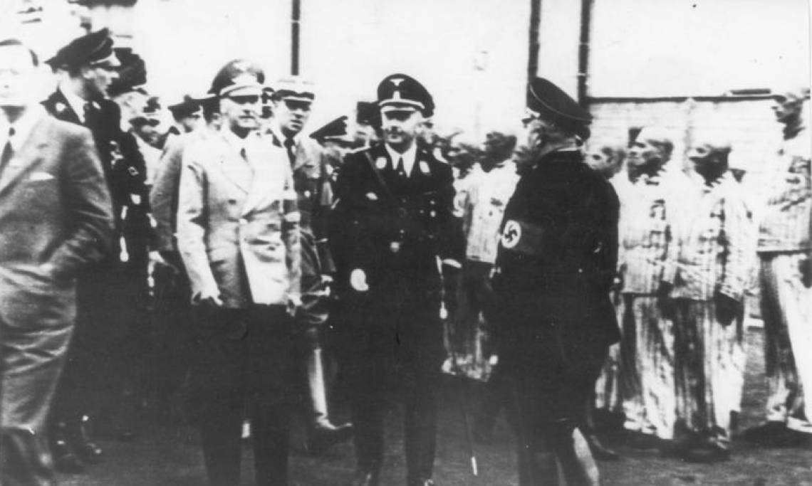 Heinrich Himmler en visite au camp d'Orianenbourg-Sachsenhausen, 1936 - source : Bundesarchiv-WikiCommons