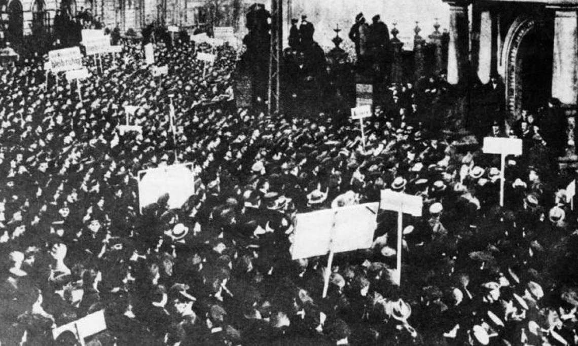Manifestation des marins pour la paix de Kiel le 4 novembre 1918 - source : Deutsches Bundesarchiv-Domaine public