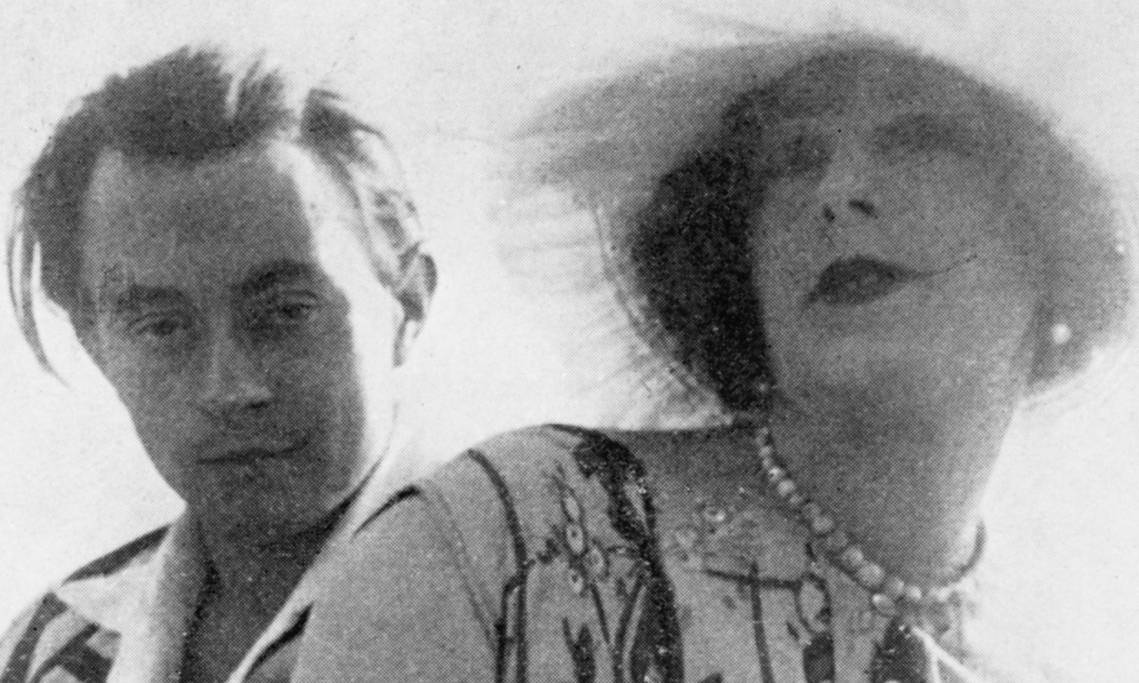 Lili Elbe (à droite) en compagnie de son ami Claude, Beaugency, 1928 - source : WikiCommons