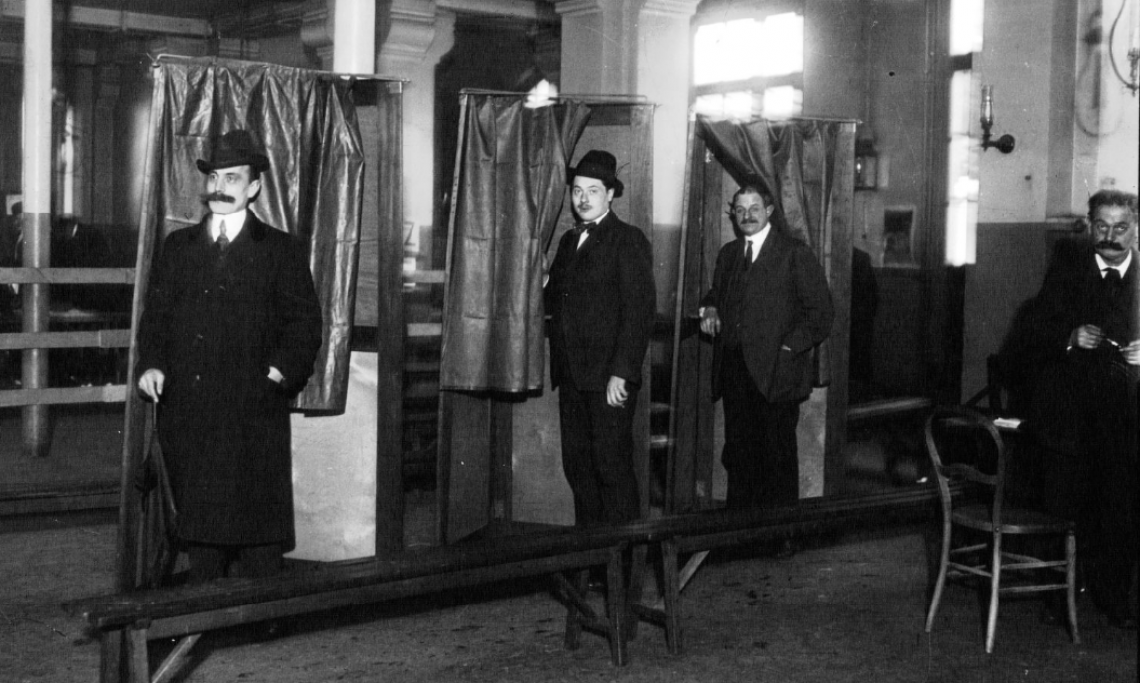Intérieur d'un bureau de vote : les isoloirs, Agence Meurisse, 1919 - source : Gallica BnF