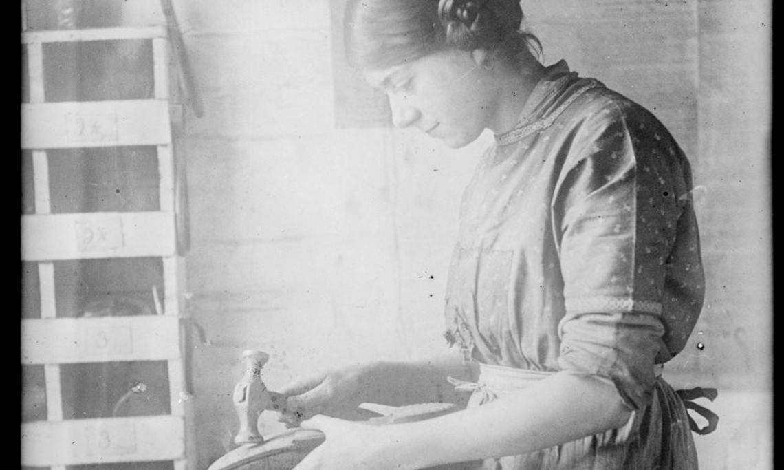 Cordonnière au travail, Agence Rol, 1909 - source : Gallica-BnF