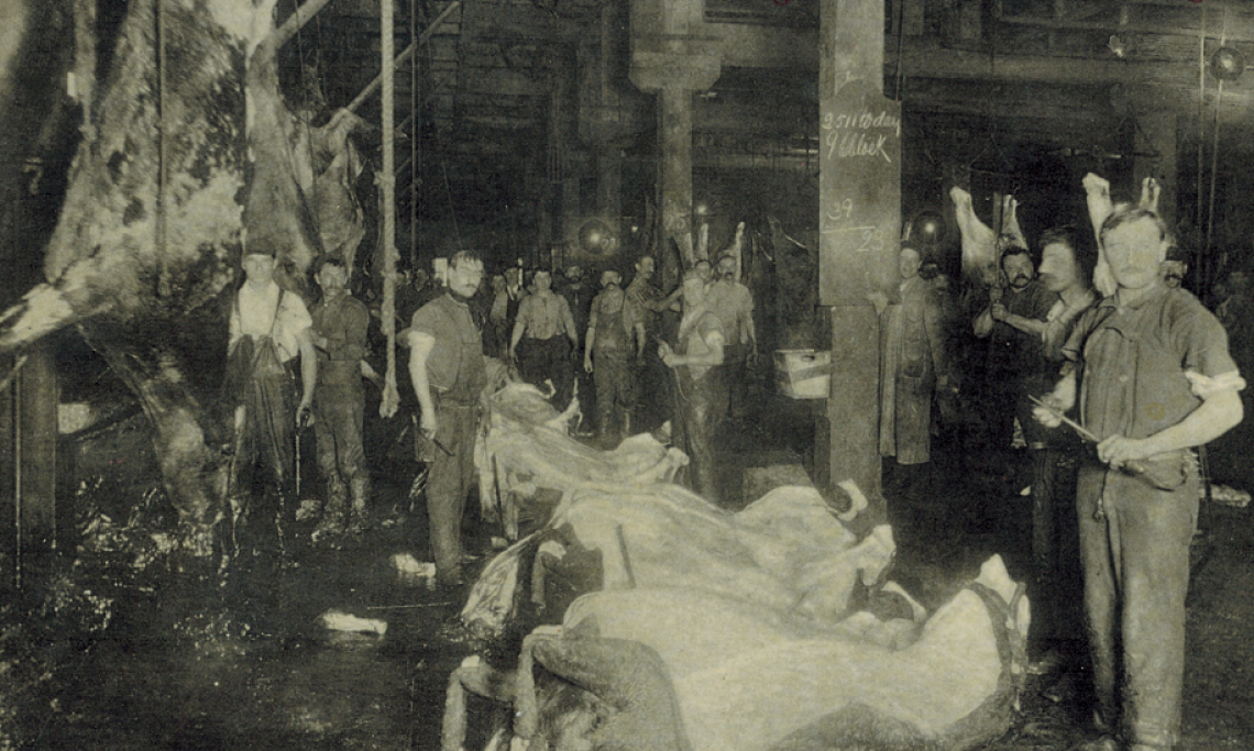 Travailleurs dans un abattoir de Chicago, avant 1923 - source : WikiCommons