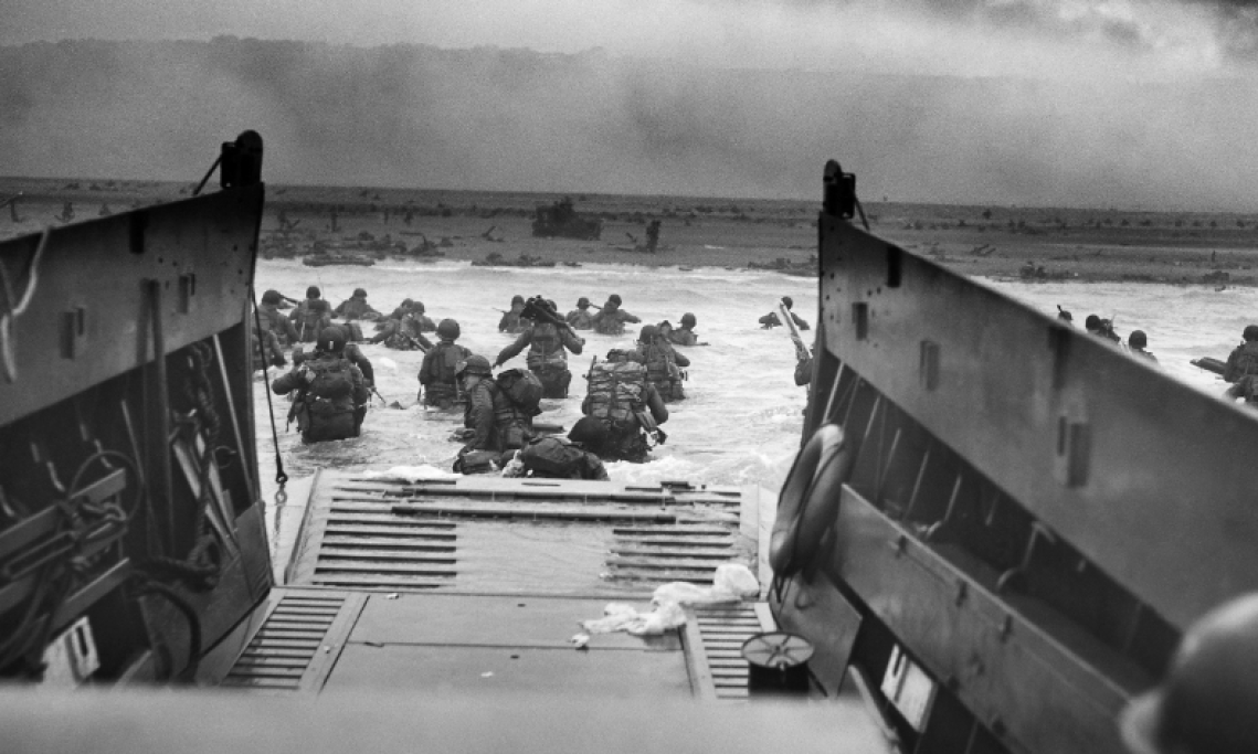 « Into the Jaws of Death », photographie de Robert F. Sargent prise le 6 juin 1944, pendant le Débarquement - source : WikiCommons