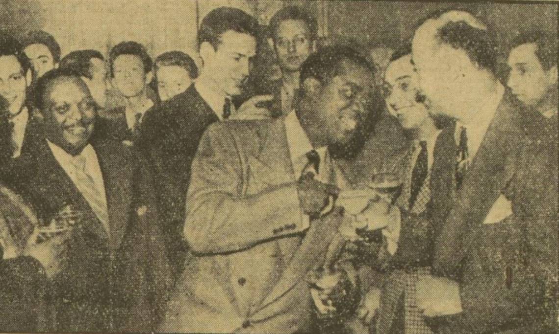 Louis Armstrong (au centre) au Festival international de jazz de Nice, Combat, 1948 – source : RetroNews-BnF