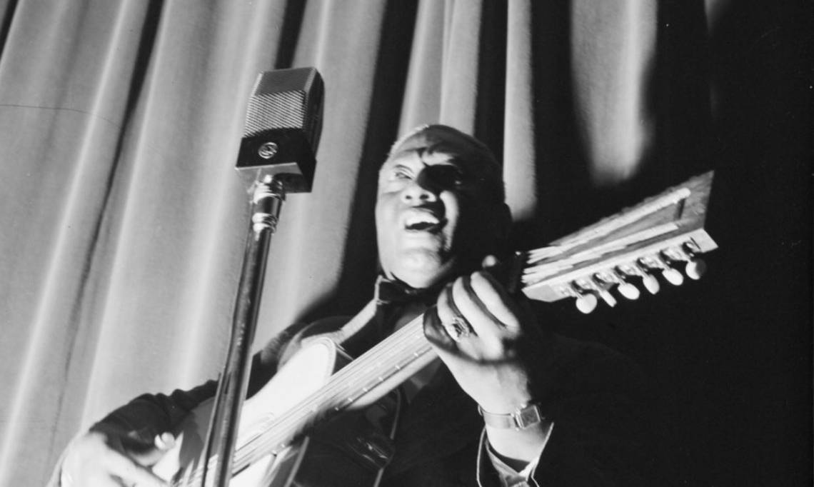 Le bluesman Lead Belly au National Press Club de Washington, circa 1940 - source : Library of Congress-WikiCommons