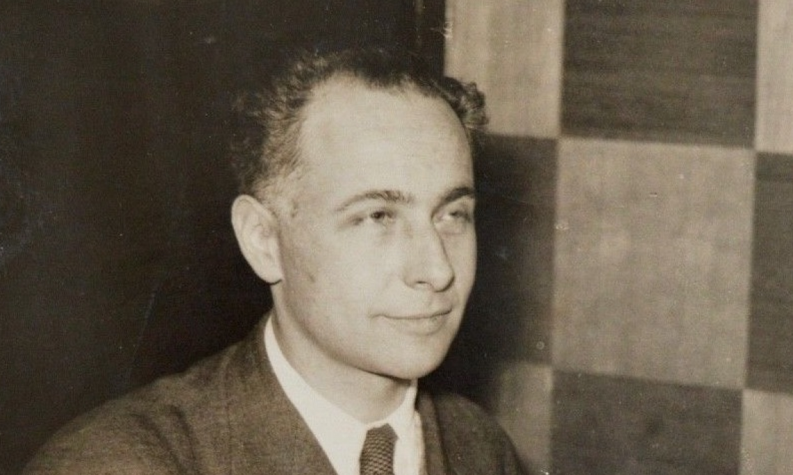 Louis Aragon après la remise du prix Renaudot pour « Les Beaux Quartiers », 1936, photo d'Henri Manuel - source : WikiCommons 