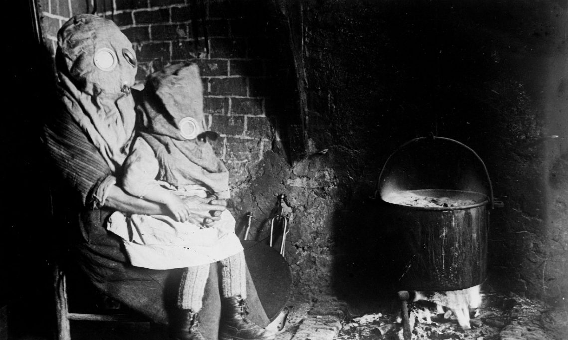 Une mère et son enfant munis de masques à gaz, Agence Rol, 1918 - source : Gallica-BnF