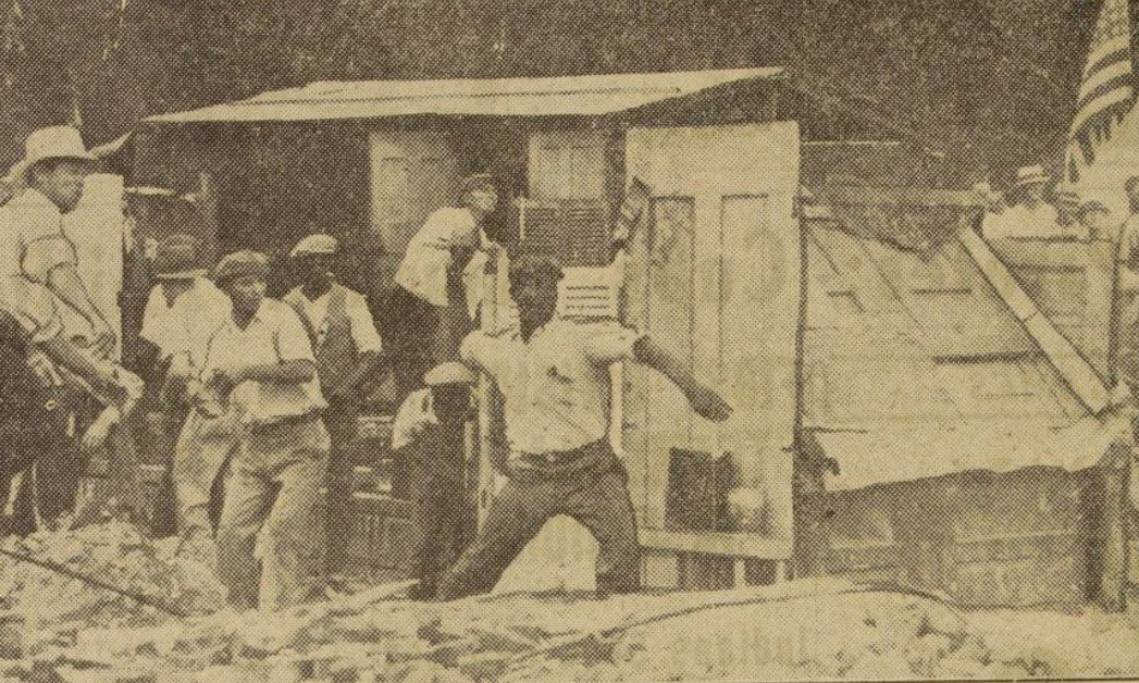 Vétérans américains de la Première Guerre mondiale lançant des briques à l'armée venue les déloger, The Chicago Tribune,1932 - source : RetroNews-BnF