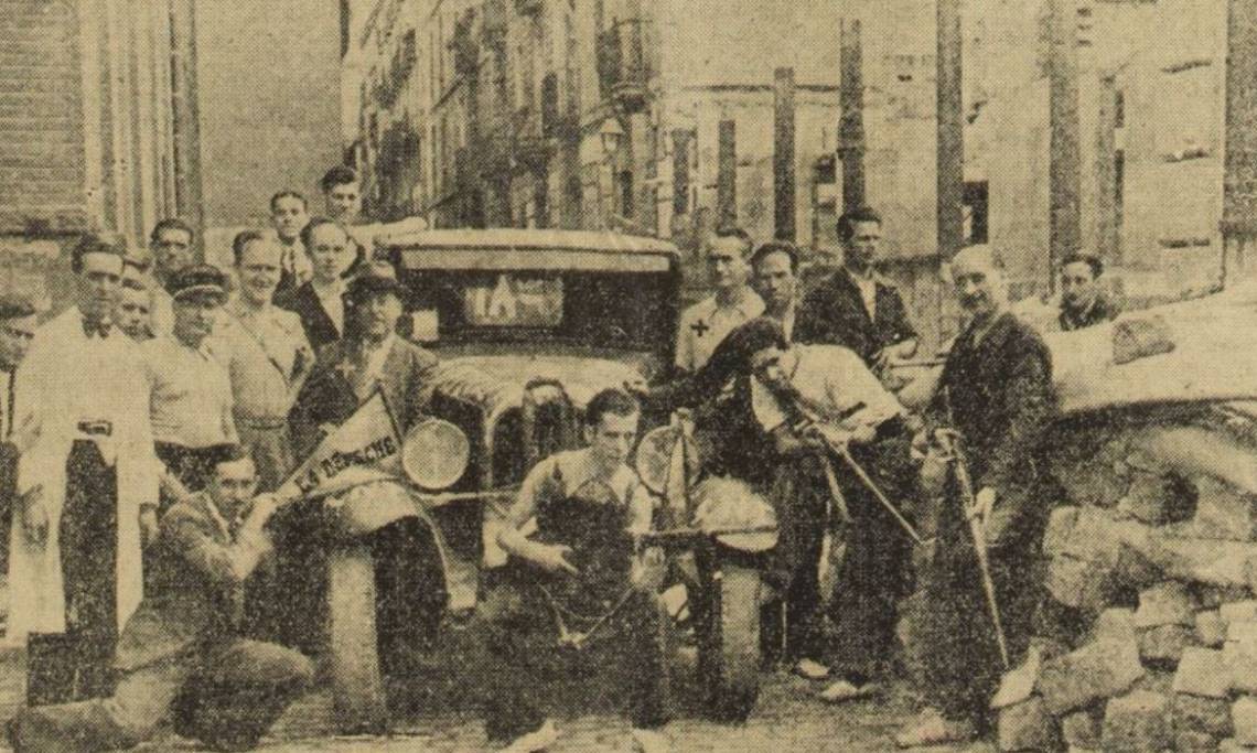 Les envoyés spéciaux de La Dépêche de Toulouse, marqués d'une croix, arrêtés au détour d'une barricade à Barcelone, 1936 - source : RetroNews-BnF