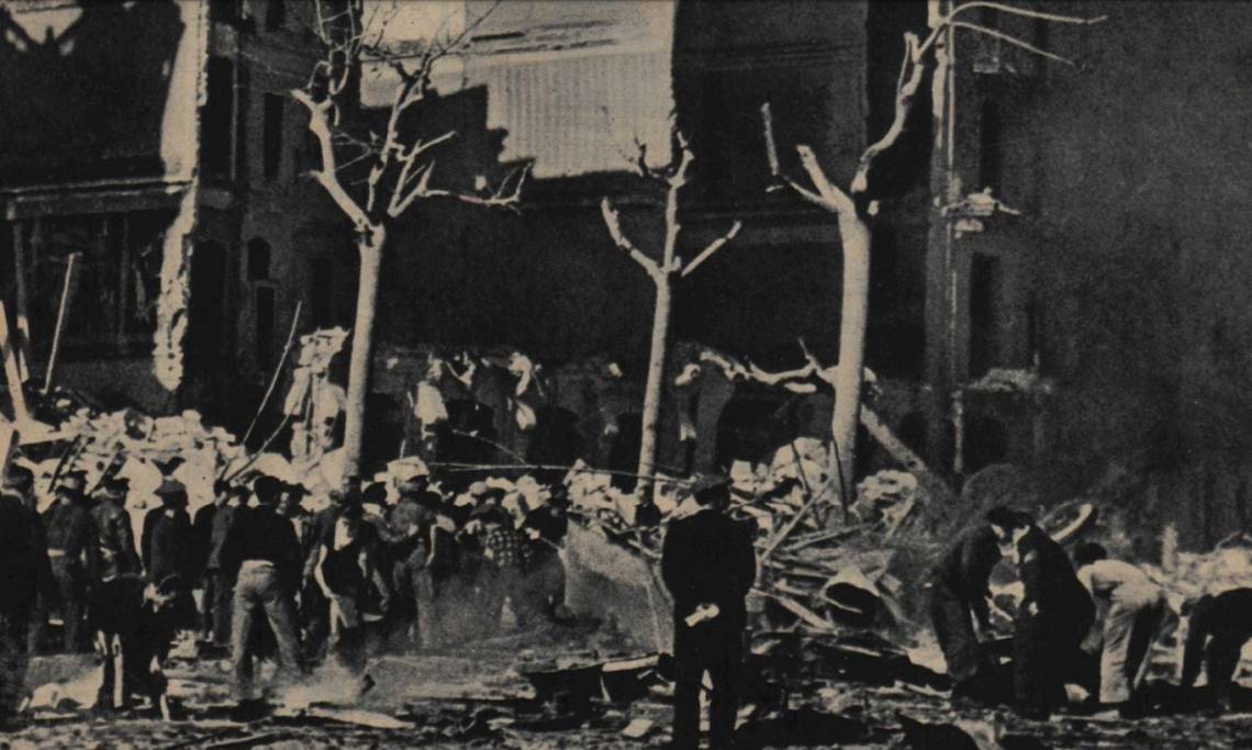 Une de Regards montrant Barcelone ravagée par les bombardements, photo probablement prise par Simone Téry, 1938 - source : RetroNews-BnF