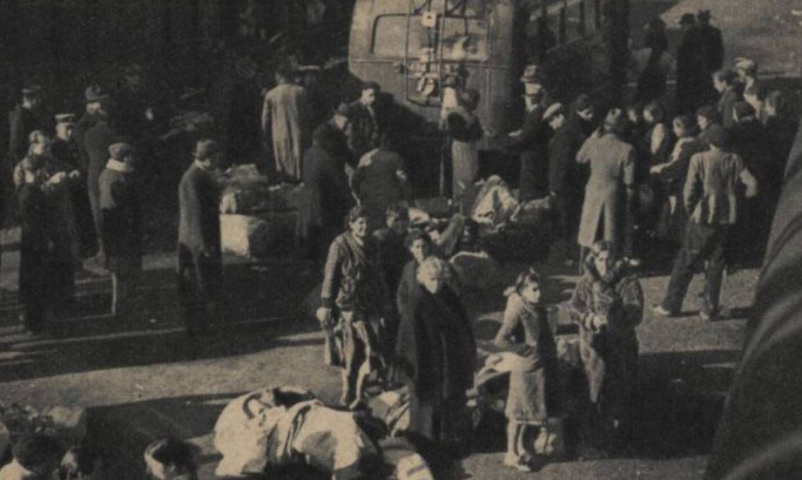 Arrivée en gare de Bourges de familles de Républicains en fuite, Regards, février 1939 - source : RetroNews-BnF