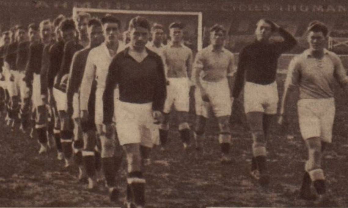 Les équipes de l'URSS (à gauche) et de la Norvège (à droite), à Montrouge pour la finale de la Coupe ouvrière, Regards, 1934 - source : RetroNews-BnF