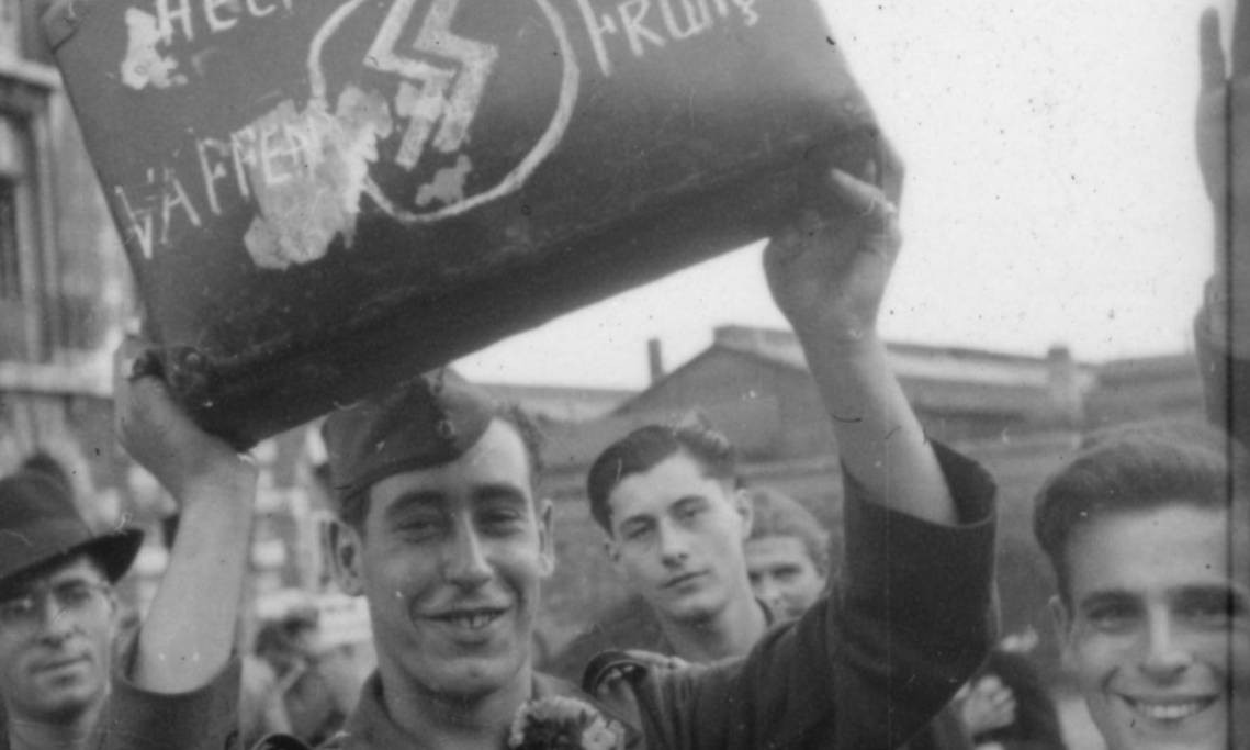 A Paris, soldats français de la Waffen-SS, 1943 – source : Bundesarchiv-WikiCommons