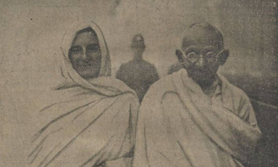 L'égérie anticoloniale Mirabehn en compagnie de Gandhi, Paris-Soir, 1931 – source : RetroNews-BnF