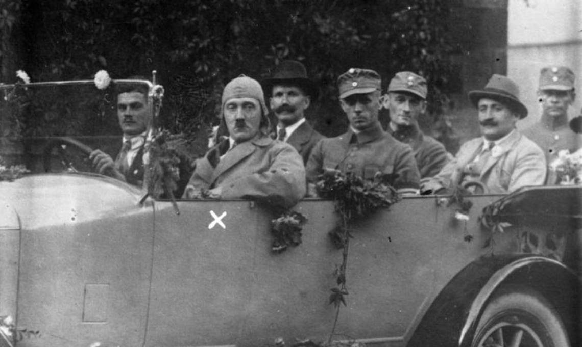 Hitler et des membres du NSDAP en voiture, 1923 - source : Bundesarchiv Bild-WikiCommons
