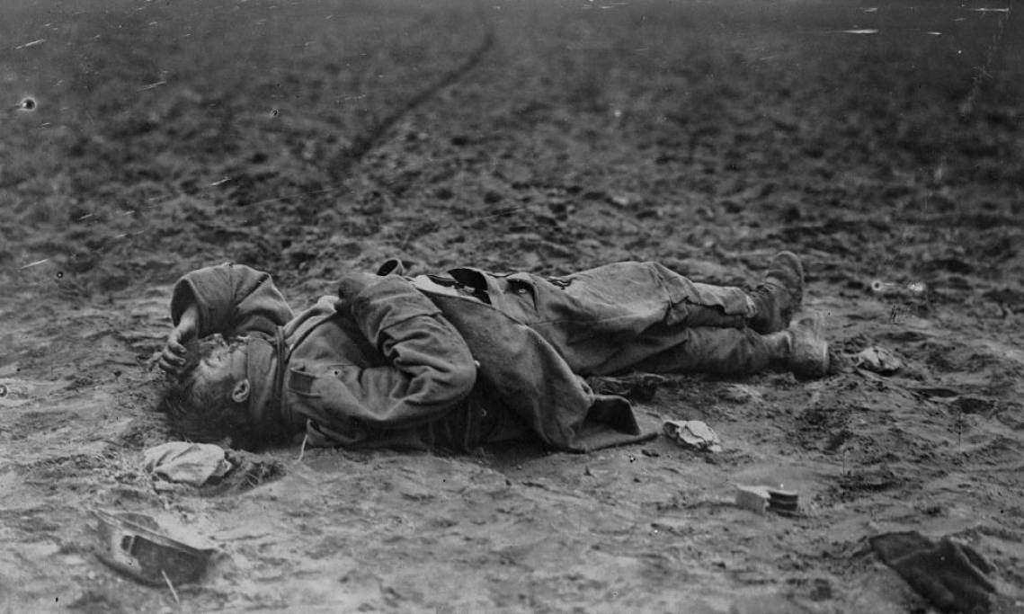 Soldat autrichien mort sur le champ de bataille, agence Rol, 1915 - source : Gallica-BnF