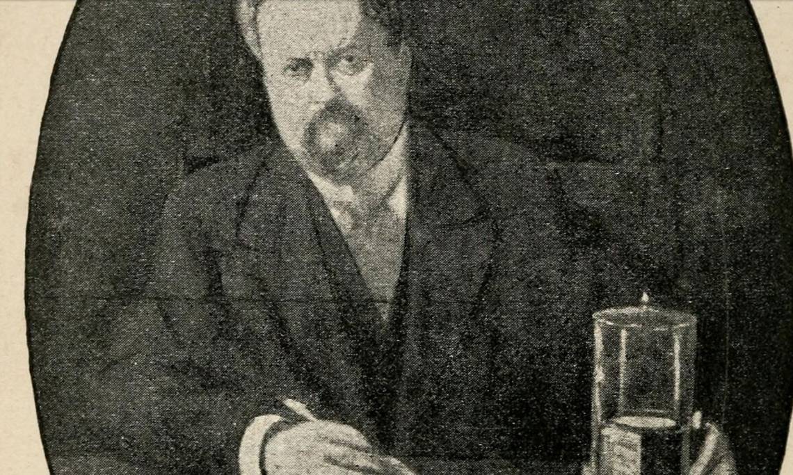 Le scientifique Hippolyte Baraduc et sa machine à isoler l'âme, photo publiée dans la version anglaise de La Force vitale, 1913 - source : Archive.org