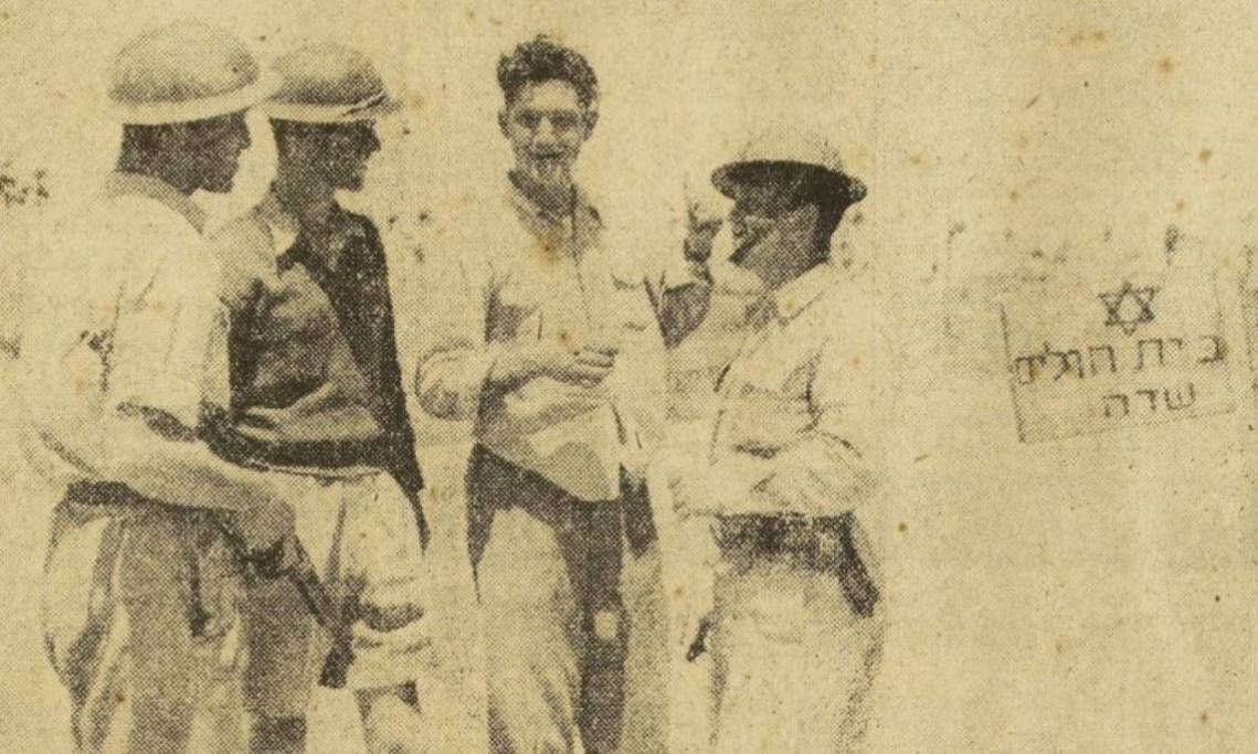 Le photographe du reportage de Kessel, Paul Esway, avec des membres de la Haganah israélienne, France-Soir, 1948 - source : RetroNews-BnF